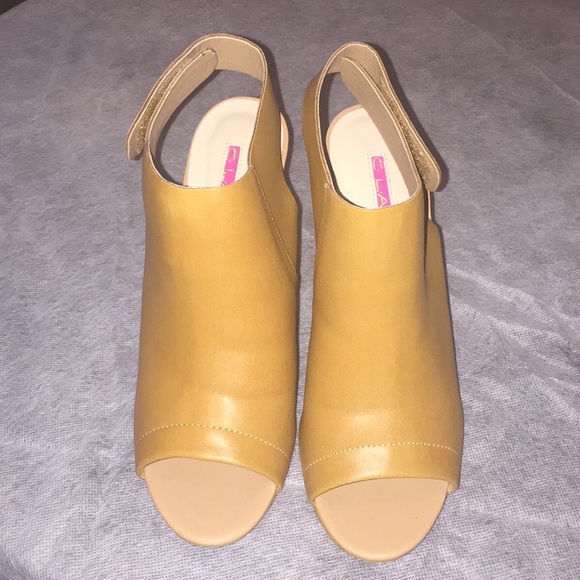 ⭐️⭐️⭐️Light Brown Velcro Sling Back Heels - Picture 2 of 3